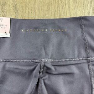 Size 6 Victoria's Secret Incredible Essential Yoga Leggings 27" Pocket NWT